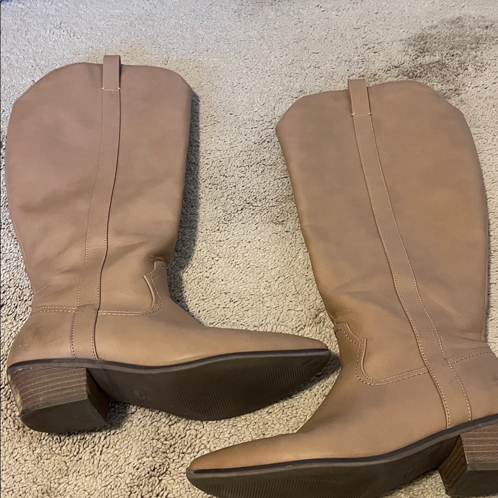 Barely worn target tans boots size 8.5 wide calf